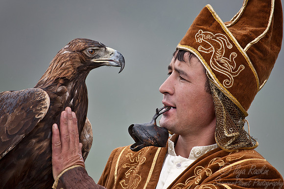 049_Falconer with Golden eagle_Tien-Shan_Kazakhstan
